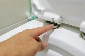 马桶盖板不缓降阻尼器失灵，自己就可以找配件更换，太省钱了