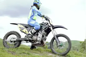 川崎小牛ZX-6R  636改成越野车去飞坡