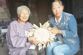 姥姥用玉米皮编制馍篮，亲戚朋友都想要，这样的馍篮你们见过吗？视频封面