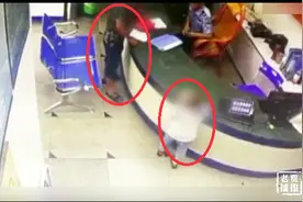 男子路边捡到小孩送派出所，民警起疑调监控，随后将男子刑拘视频封面
