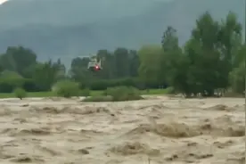 巴基斯坦山洪爆发，军方出动直升机紧急救援，以疏散22名受困群众视频封面