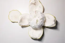 剥柚子皮的方法，柚子好吃可皮不好剥，卖水果的老板是这样剥柚子