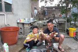 阿琪花150块买7斤羊蹄，弄一锅黄焖羊蹄，直接抓着啃，真过瘾