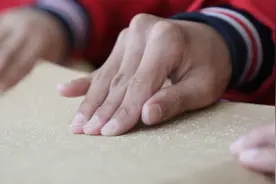 五年级盲童摸读《三国演义》上百遍 长大后想当说书人视频封面