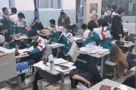 老师突然通知放假 学生立马尖叫场面沸腾一度失控 第一排男生亮了视频封面