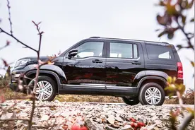 后排座椅可放平！超大后备箱空间能藏三个成年人！主持人吓坏了！视频封面