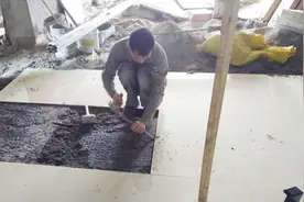 贴好的瓷砖能完整撬起来吗？大师傅演示给你看，泥工技术活视频封面