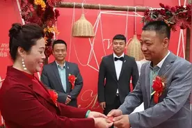 婚礼现场新娘父亲退回16.8万元彩礼：我想改变下农村彩礼风俗视频封面