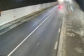 【1818黄金眼】隧道内任性变道，面包车被撞翻转视频封面