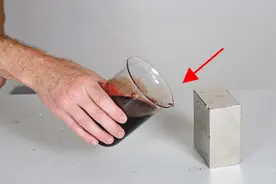 号称磁王的“钕磁铁”，能否吸走血液中的铁呢？画面真是刺激！视频封面