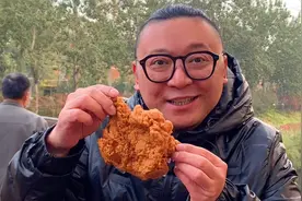 北京藏在菜市场里的炸鸡店，一个大鸡腿只卖22元，想吃炸鸡先排队视频封面