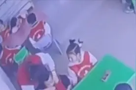 女幼师课堂粗暴扒光男童上衣，家长：已报警，涉事老师被拘留8天视频封面