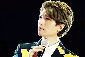 不愧是主唱出身的！黄子华经典mv《等到发花颠》，声音拿捏的真好