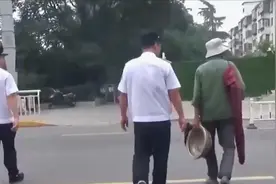 男子800元当街出售“祖传银盆”，专家仅用一个手指指出真相