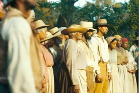 再现19世纪北美种植园生活，黑人男孩一言不合就遭白人殴打，美剧