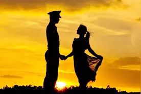 军人可穿军装外出，为什么很多士兵还是不愿意？他们有什么顾虑吗视频封面