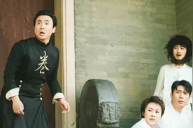 一男一女不幸跌入泳池，一道闪电劈下来，两人醒了发现身体互换了