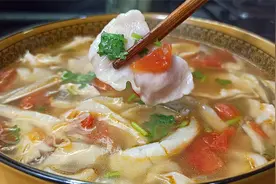 蘑菇肉片汤这么做，鲜香美味，营养好吃，冬天我家隔几天就做一回
