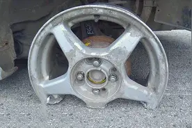 拉住手刹的汽车行驶10公里，会怎样呢？网友：好心疼轮胎！视频封面