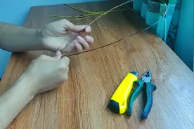 小伙自己动手做黄鳝钩、想知道如何制作的吗？请看这里视频封面