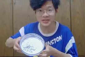 据说把奶油冷冻之后就是奶油冰淇淋 小伙半信半疑进行尝试