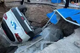 河北一汽车撞上施工围挡！一头扎进深坑，所幸车主未受伤