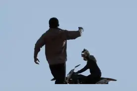 谜砂：刑警追捕毒枭，眼看毒枭就要落网，不料刑警被毒枭手下枪杀视频封面