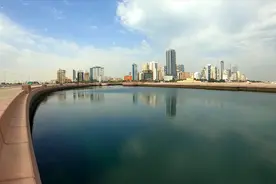 小国巴林6：中国小伙在土豪巴林的“无敌一线海景房“，免费睡！视频封面