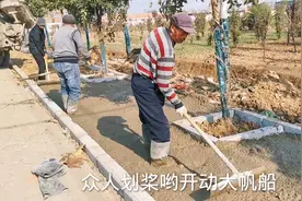 农村水泥大路两边，铺上路边石美化环境，直接用水泥罐车浇混泥土视频封面