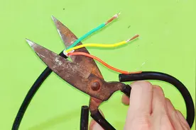 头一次见水电工用剪刀剥电缆，一根铜丝都没有断，比剥线钳还好用