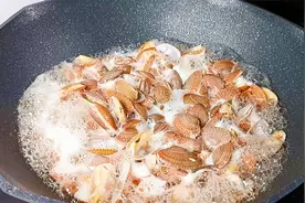 饭店炒花甲为什么那么鲜嫩不脱壳，原来有技巧，分享正确做法