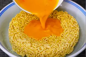 鸡蛋倒进方便面里，真是厉害了，从没见过这种吃法，出锅太香了