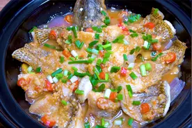 鲈鱼不要清蒸了，四川姑娘教你做特色蒜香鲈鱼，鲜嫩入味又下饭