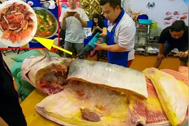 老板高价买一条难得的巨型巴沙鱼，现开现打火锅，一斤40万视频封面