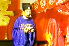 小伙抢了个美女回家结婚，晚上揭盖头时发现，新娘成了一条狗视频封面