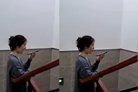 耳朵怀孕了！女生在楼梯口唱《人世间》情感十足：嗓子被天使吻过视频封面