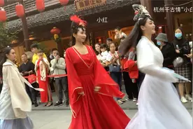 近距离拍杭州宋城人气小白蔡涵敏和小红，保安舞姿也给力