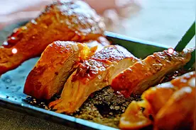 黑椒盐烤鸡：想吃烤鸡不用买，自己在家就能做，外酥里嫩颜色好