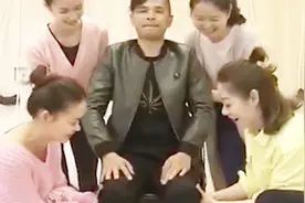 几个人用四个手指头 就能将壮汉抬起是真的吗？原理其实很简单