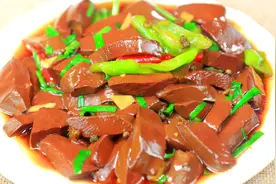 饭店鸭血怎么烧的嫩滑入味不破碎？厨师长详解小技巧，鲜嫩不老