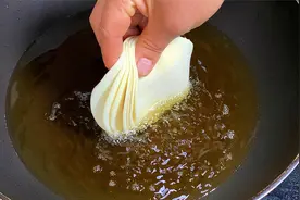 饺子皮扔进滚烫的油锅中，做美味零食，我家一周吃5次，营养解馋