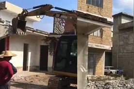 哥哥和久不在家的弟弟分家，直接将房子锯两半，背后原因惹人深思视频封面