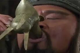 关羽刮骨疗伤的不同版本，华佗竟然是华雄的亲戚，找关羽报仇的视频封面