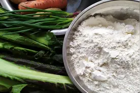 新鲜的芥菜汁加一碗面粉，和面包饺子味儿香口感美，营养更丰富