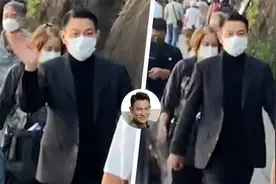 精神面貌佳！60岁刘德华给路人亲切打招呼，摘口罩主动合影接地气视频封面