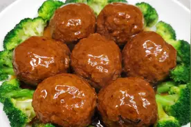 红烧狮子头的正确做法，调肉馅是关键，软糯鲜嫩，连吃6个都不腻