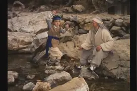 深山老人武艺高强，救下小孩做徒弟苦练功夫，下山惩奸除恶视频封面
