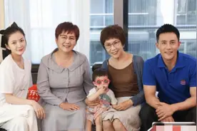 杜淳与家人过中秋，妈妈罕出镜被赞气质好，小蛋饺紧挨奶奶太有爱视频封面
