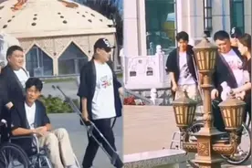 凤凰传奇曾毅腿受伤，坐轮椅陪玲花录节目，岳云鹏在一旁拿着拐杖