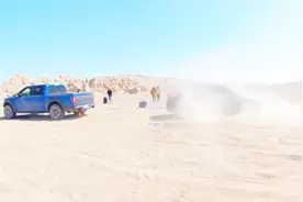 车陷入沙漠，福特猛禽大皮卡拉断两根拖车绳，有什么好办法脱困视频封面